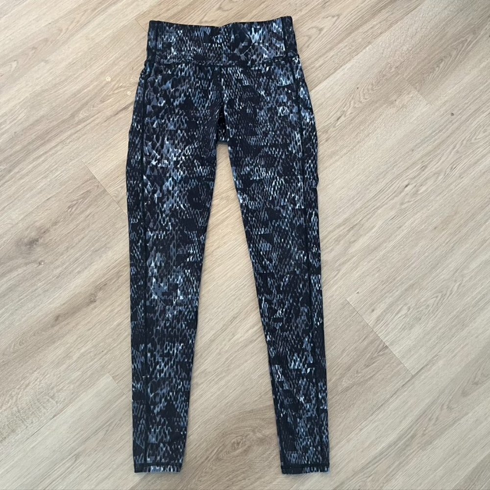 ** Athleta Chaturanga High Rise Black/Gray Cobra Snake Print Leggings XS - Picture 1 of 10